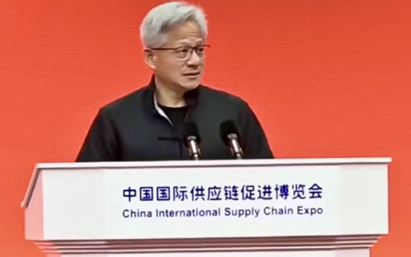 鑫恒盈配资 黄仁勋刚刚在链博会上用中文演讲, 还换上唐装! 称中国供应链是奇迹